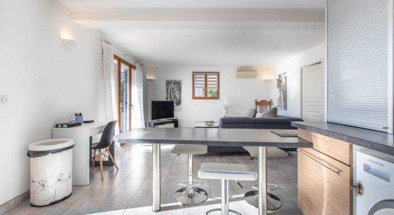 Quiet large 3 bedroom apartment with terrace — photo 3