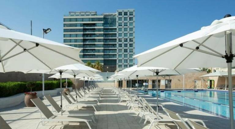 Apartment with pool in Herzliya