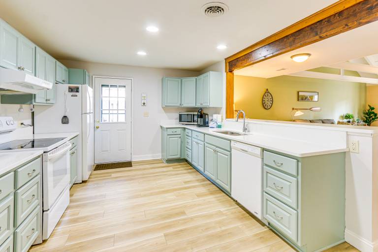 Pool Access + Pet Friendly: Condo in Hilton Head — photo 3