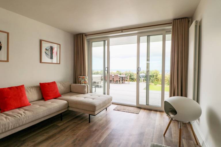 Cottage with hot tub, garden & terrace | Beach view — photo 3