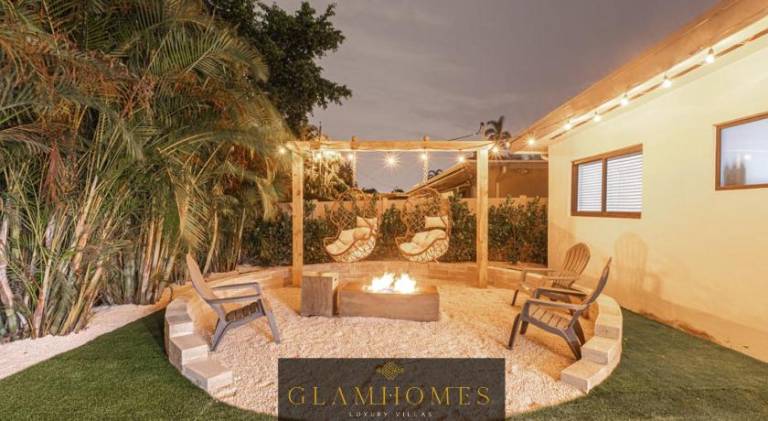 Villa with patio & pool in Aventura, FL