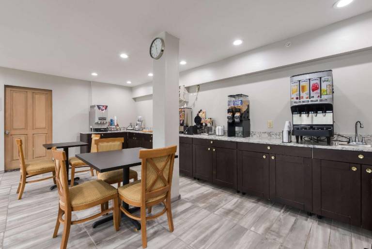 Econo Lodge Inn & Suites Mason City - Clear Lake — photo 4