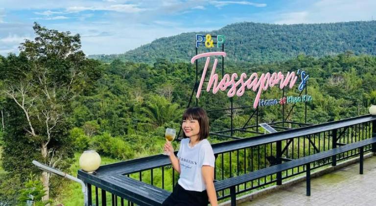 Lodge with barbecue, yard & patio in Khao Kho