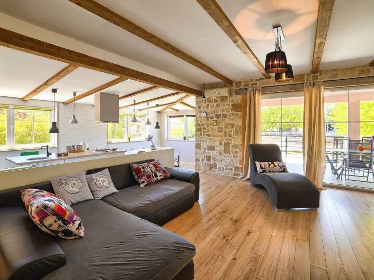 Vacation home with terrace, private pool & yard — photo 5
