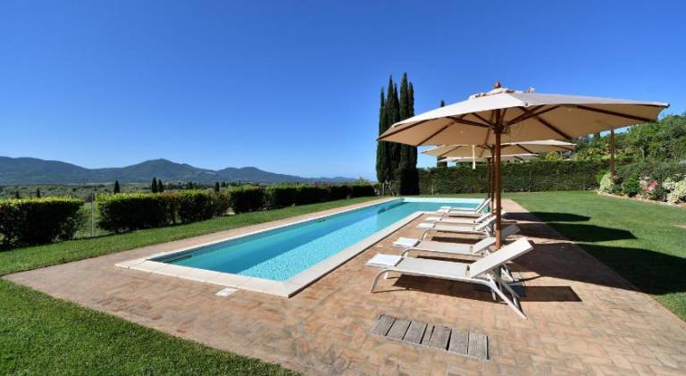 House with pool — photo 4