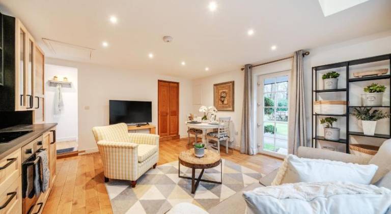 Holiday apartment with pool | Dogs allowed in Woking