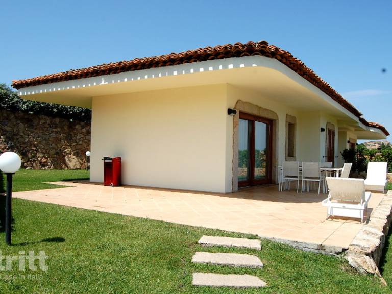 House with barbecue, yard & patio in Palau