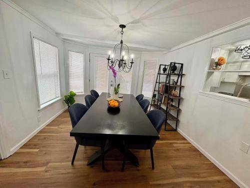 Beautiful Lakeview 2BR Condo -Modern & Cozy with Pool — photo 3