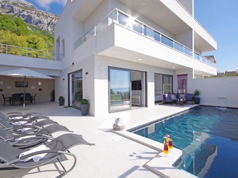 Children-friendly vacation home with terrace, private pool & barbeque | Mountain view | Dogs allowed — photo 2