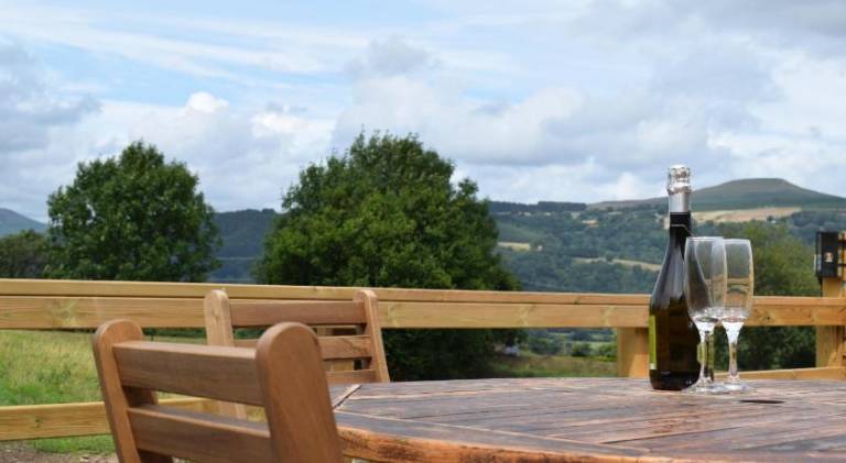 Vacation home with hot tub — photo 4