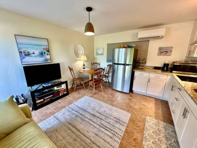 Holiday apartment with patio & garden | Water view — photo 4