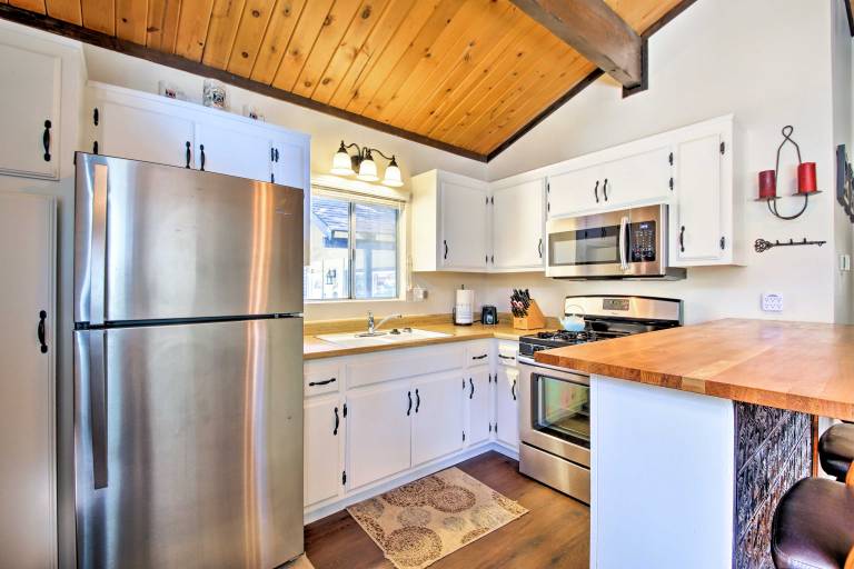 Cozy Cabin w/ Deck & Fireplace in Big Bear! — photo 5
