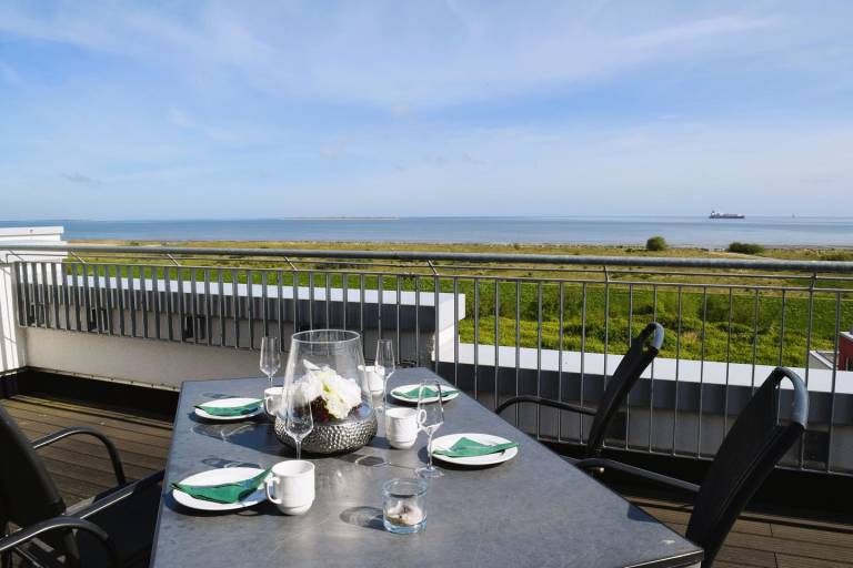 Exklusive, hochwertige Ferienwohnung, Sauna, großer Balkon, Meerblick, strandnah in Wangerland