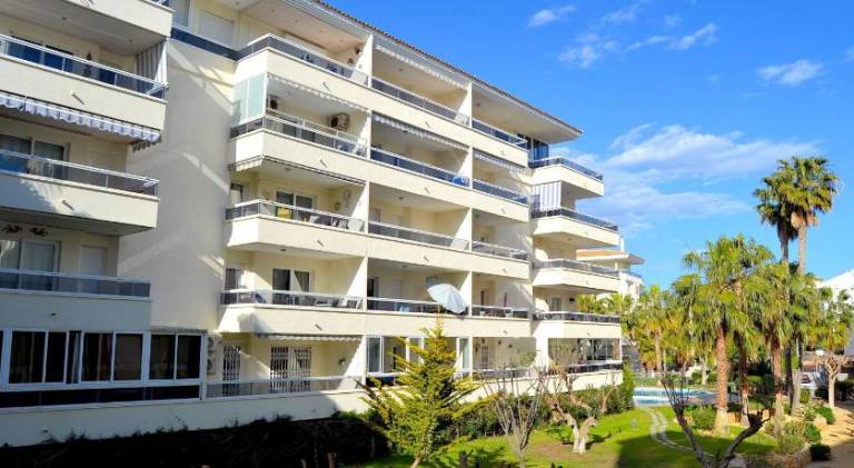 Holiday apartment with pool in L'Alfas del Pi