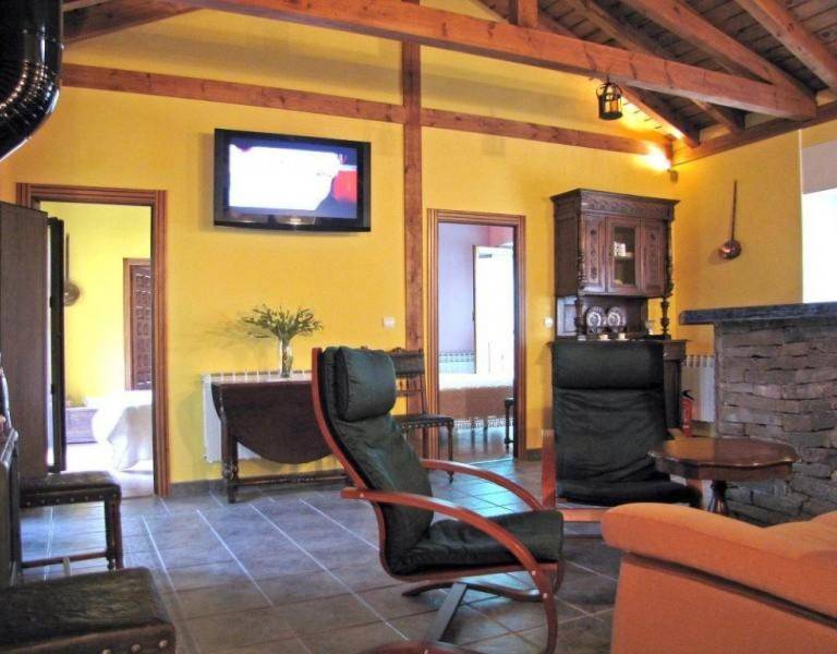 House with barbeque, yard & patio | Mountain view — photo 3