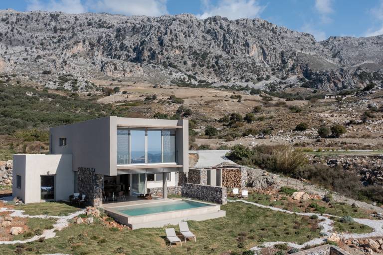 Villa with yard & private pool | Water view — photo 2