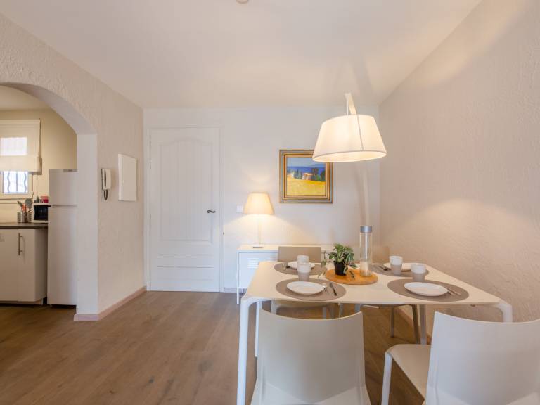 Holiday apartment with patio & garden — photo 3