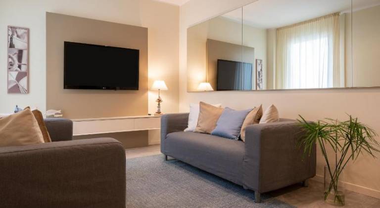 Serviced apartment with sauna, patio & jacuzzi — photo 2