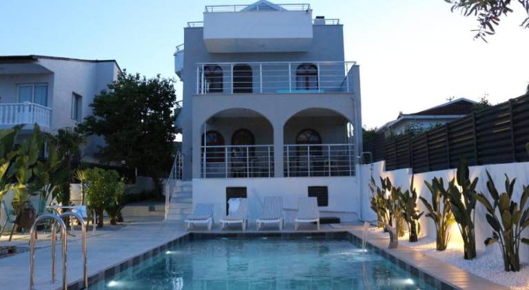 Ample apartment with pool | Pets are welcome in Izmir