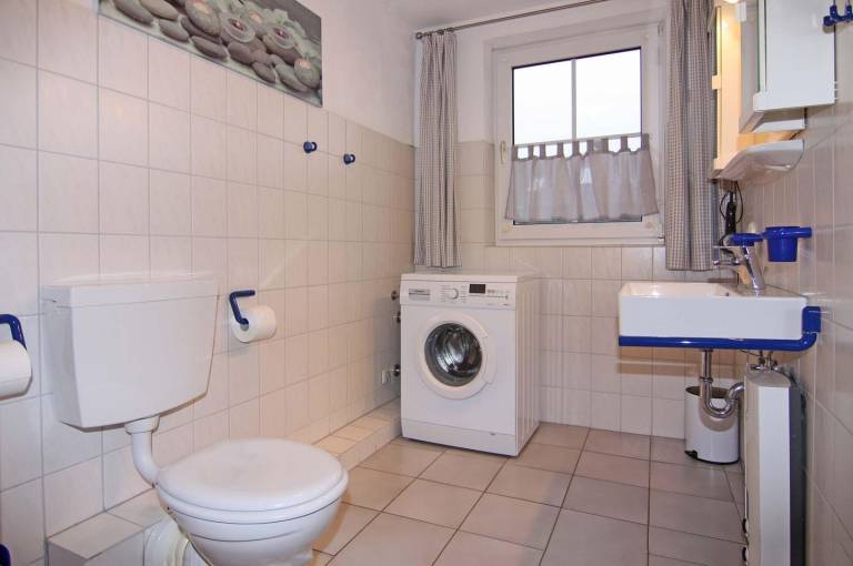 Großzügige Ferienwohnung über 2 Etagen mit Kaminofen, Balkon und Garten in Wenkendorf — photo 2