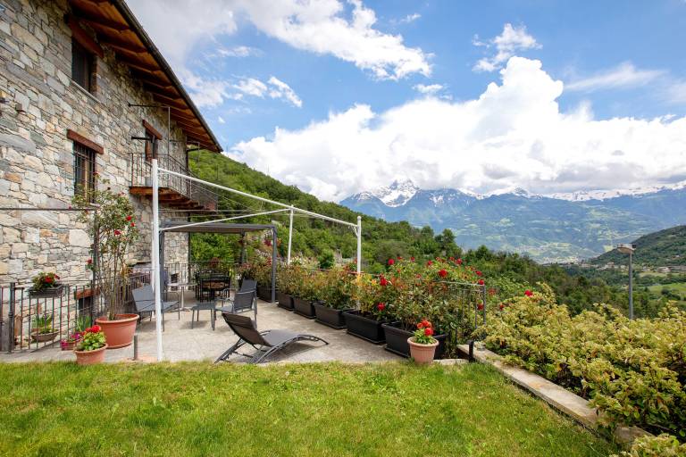 Apartment 'La Casa Di Pasky' with Mountain View, Shared Garden and Wi-Fi in Aosta