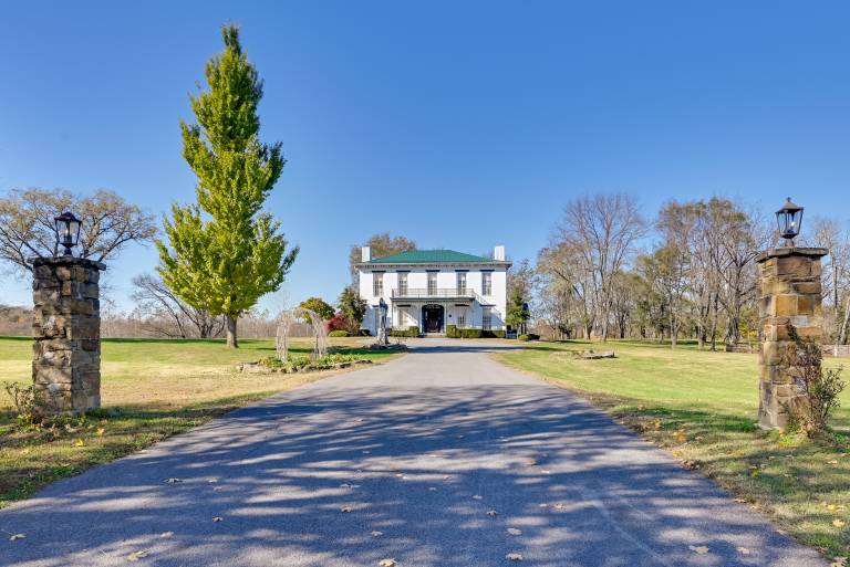 Walk to Golf Course: Spacious Rough River Retreat! in Kent, KY