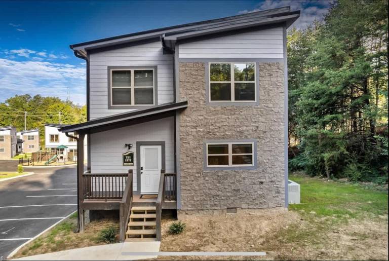 Modern 5 bedroom cabin close-Dollywood game room — photo 3