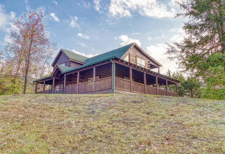 Family-oriented beautiful vacation home with hot tub & barbeque | Mountain view | Pets allowed in Sevierville, TN