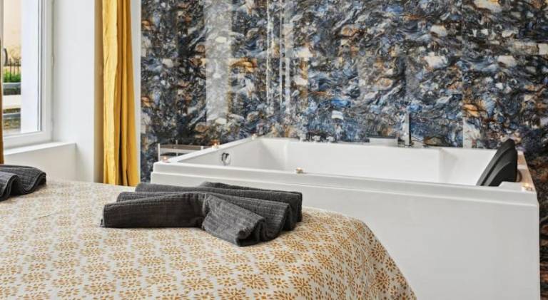 Apartment with hot tub — photo 4