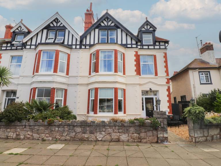 Family-oriented cottage with jacuzzi & garden | Beach view | Beach nearby | Pet-friendly in Llandudno