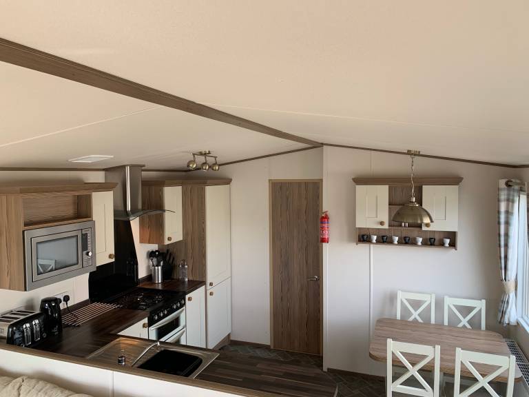 Beautiful 2-Bed Caravan in Stratford-upon-Avon — photo 4