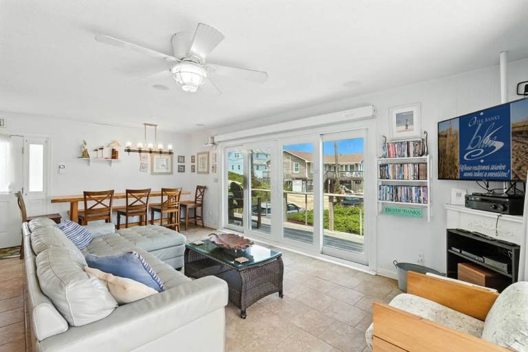 A Pearl in the Oyster 100 ft to the beach Hot Tub and Dog Friendly — photo 5
