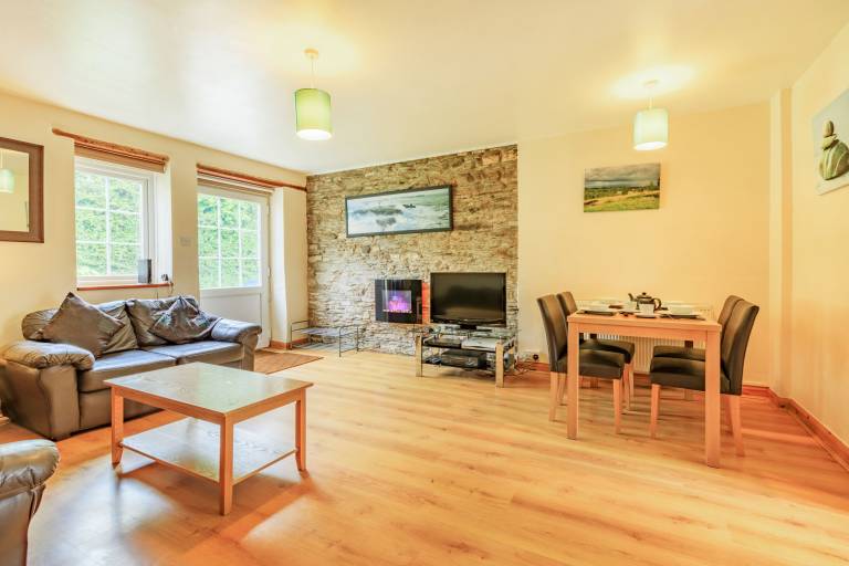 Cottage with garden — photo 4