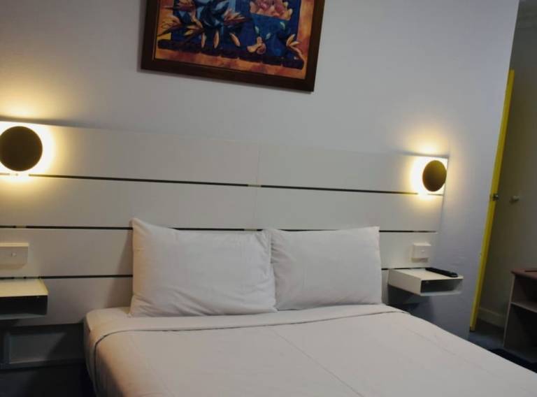 Motel Queanbeyan City Council