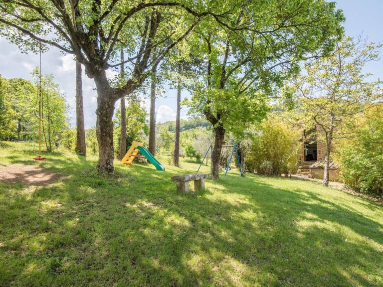 Lovely rental apartment with yard, grill & pool | Pets allowed — photo 5