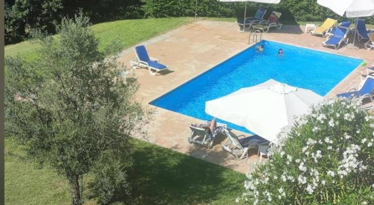 Vacation home with yard, pool & patio in Braga