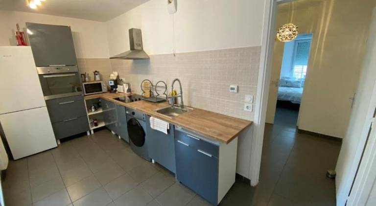 FLC- Vaste T2 -Parking-Air Conditioning-Terrace-6p-St Charles — photo 3