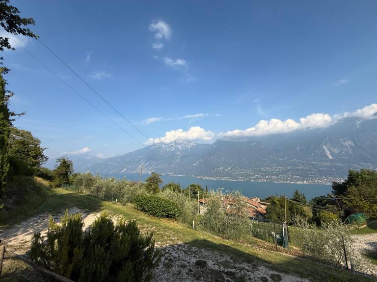 Rental apartment with yard, BBQ & patio in Tremosine