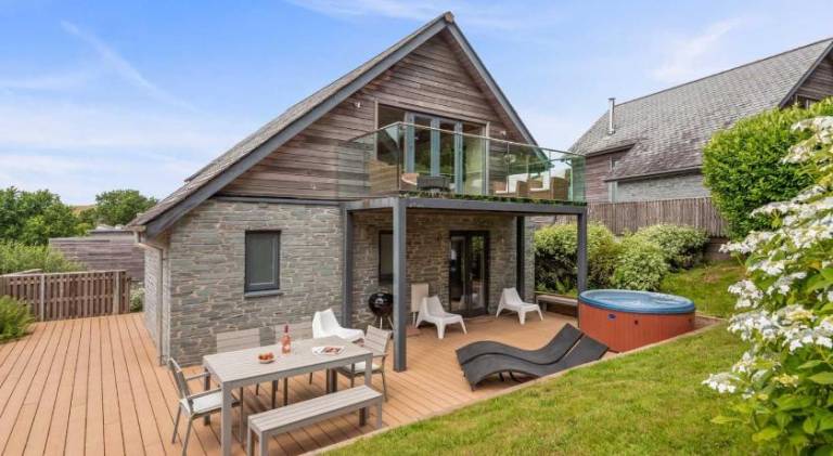 Beautiful vacation home with pool & jacuzzi | Close to the beach | Dogs allowed in Looe