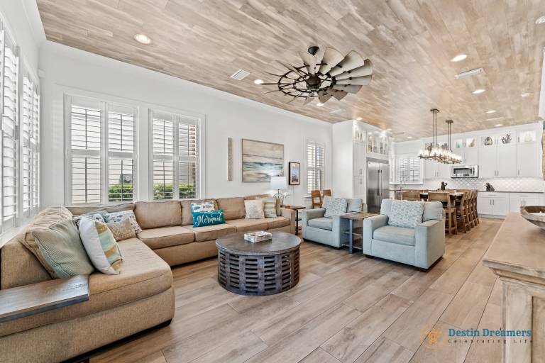 Child-friendly vacation home with BBQ & heated pool | Pet-friendly — photo 3