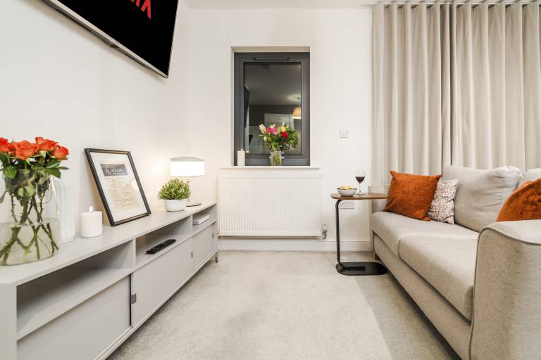 Heathrow in 15 mins Balcony Dedicated Workspace