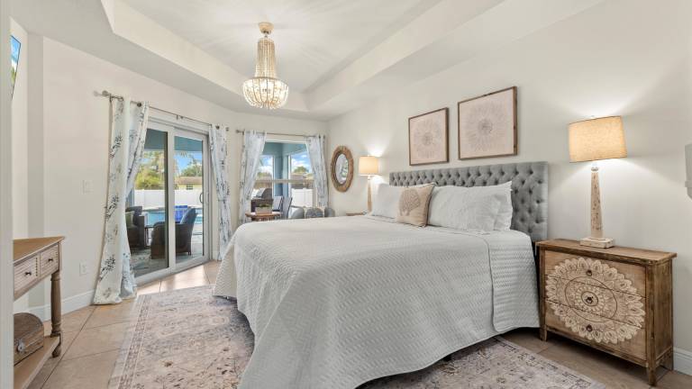 Premium Modern Pool Home- 1 Mile to Downtown & 3 Miles to Beaches — photo 4