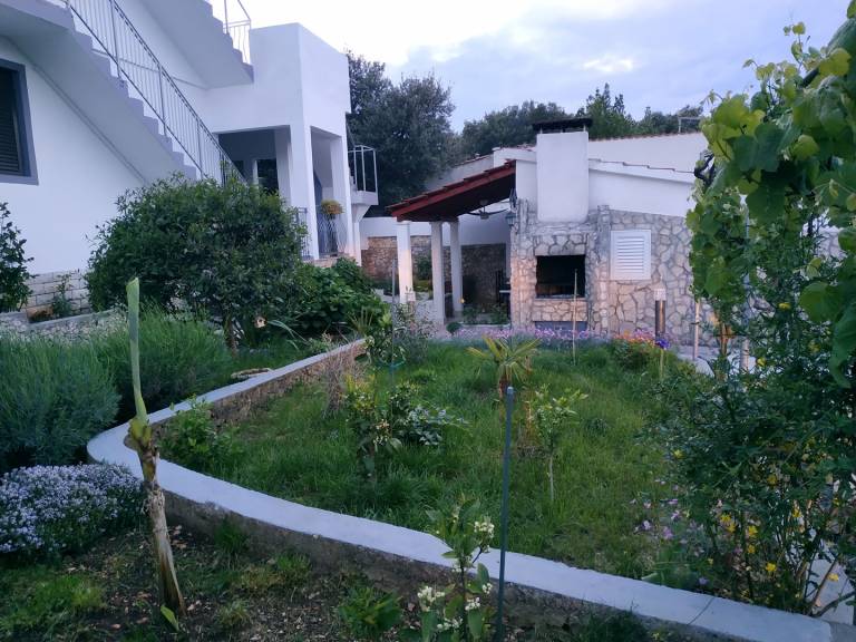 Apartment with terrace, BBQ & garden | Pet-friendly — photo 2
