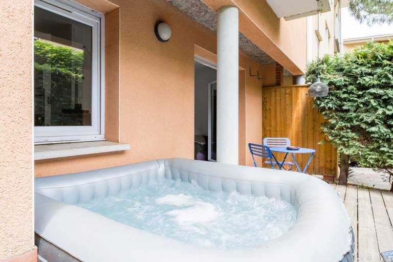 Apartment with garden, jacuzzi & patio — photo 2