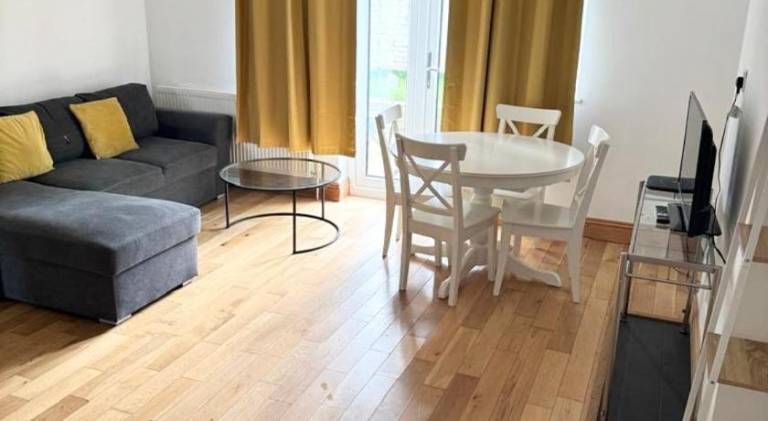 Apartment with yard in Kingston Upon Thames