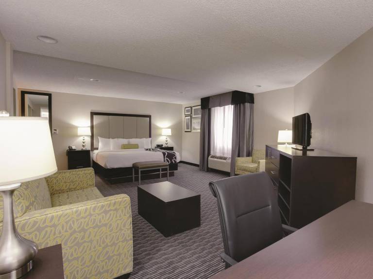 La Quinta Inn & Suites by Wyndham Detroit Metro Airport in Romulus, MI
