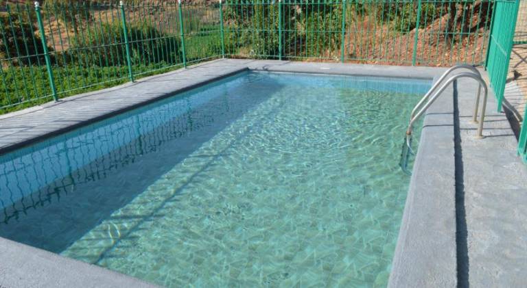 Vacation home with pool, yard & barbecue — photo 5