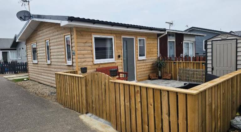 1 Bed Cabin - Sleeps 2 - Pets - 2 Min To Beach in Bridlington
