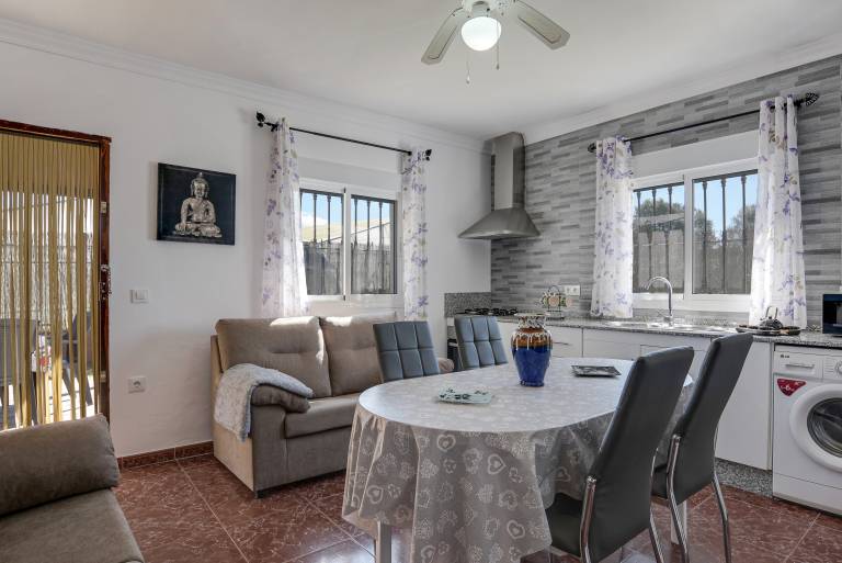 Vacation home with private pool, barbecue & patio | Mountain view — photo 3