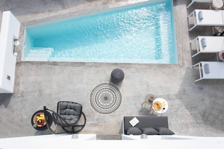 Serviced apartment with pool, patio & hot tub in Santorini